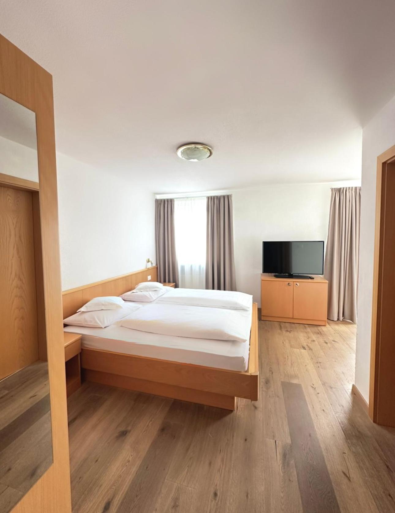 Garni Hotel Dorothea ติโรโล ภายนอก รูปภาพ